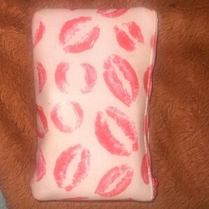 Cutesy mini gift set. Ipsy Kisses.